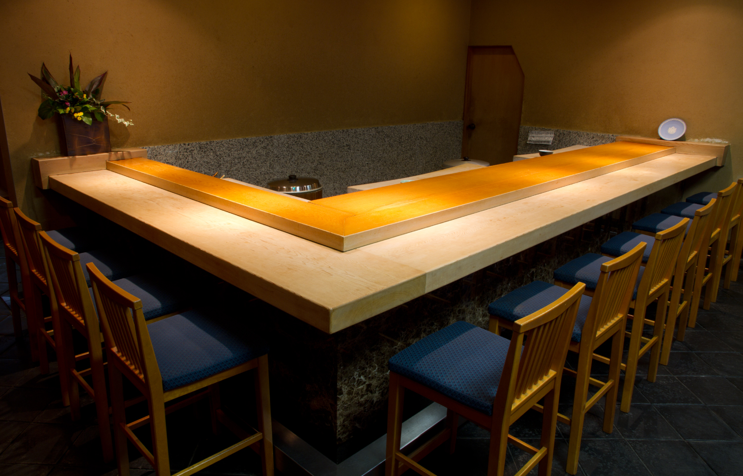 弁慶鮨 群馬県太田市 和の心と技術を盛り込んだ四季折々の料理とともに、楽しい時間を味わってくださいませ