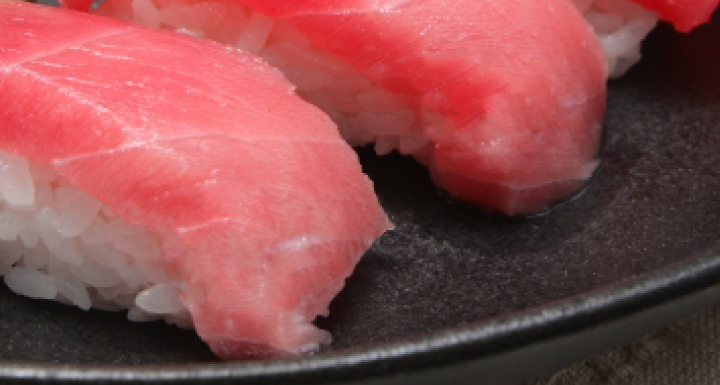 お昼ごはん お昼御膳は1,000円～3,000円（税別）の大変リーズナブルなランチメニューとなっております。
お膳は春には桜、秋には紅葉と目で感じ、味覚でふれる、日本の原風景をお盆ならではの広がりで楽しんで頂けます。
ランチは火曜から日曜迄　午前11時30分から午後2時までです。
法人様、ご家族のお弁当、仕出しも承っておりますのでご相談ください。