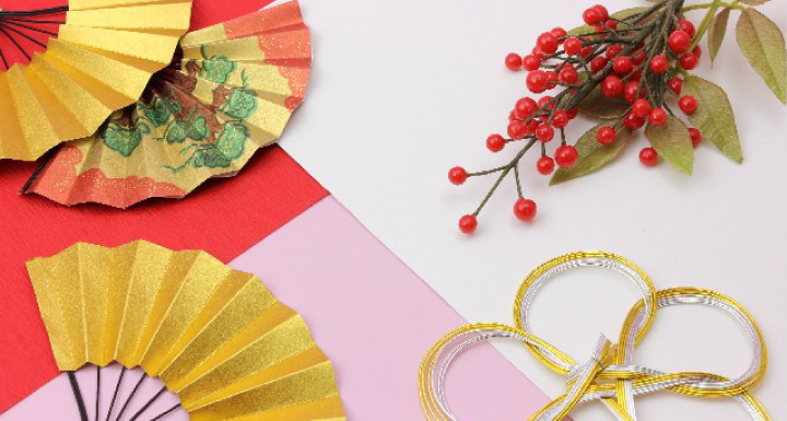 四季のお料理 毎年恒例のこだわりの節分の太巻き、おせちのご予約を承っております。
長年培ったおもてなしの心と和の技術を盛り込み、年ごとによりおいしいものを目指して、真心を尽くした工夫も取り入れております。
おせちは三段重で毎年10月中旬よりご予約を承っております。
節分の太巻きはお米やお酢にまで拘り、具材は丁寧に仕込みだ「かんぴょう・しいたけ・たまご・あなご・えび・きゅうり・あちゃら・おぼろ」の絶妙な味にしあげております。
太巻き1本（2～3人前）になります。
節分の太巻きのご予約も10月中旬より承っております。