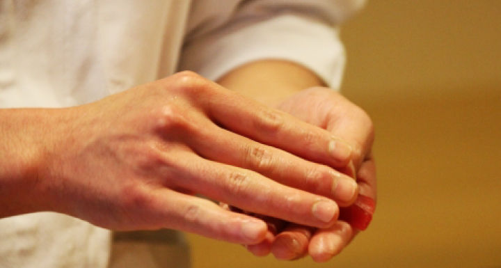 お問い合わせ 接待、宴会、お見合い、結納、結婚式、お宮参り、七五三、成人式、小宴会、ご法事のお食事のご予約。
お料理のご相談。おせち・節分の太巻きのご予約。お弁当・仕出しのご注文などお気軽にご相談下さい。