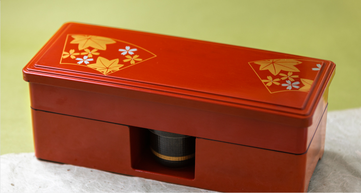 弁慶鮨のお弁当 こだわり食材を丹精込めて料理し、素材から盛り付けの美しさまでこだわった職人技。思い思いの場所で皆様に笑顔の華が咲きます。お食事を華やかに彩るおすすめ弁当です。