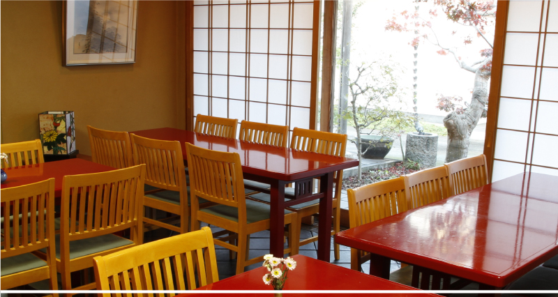 店舗紹介 群馬県太田市の寿司・割烹料理「弁慶鮨」は、地元の皆さまをはじめ遠方からの常連のお客様に長年にわたりご愛顧いただいております。
日々の喧騒を忘れ、心ゆくまで楽しんで頂けるよう、ゆったりとした空間と真心を尽くした料理をご用意しております。
「弁慶鮨」での束の間の時間を、何十年たっても忘れられない至福の時として皆様の思い出に残るように、いつご来店いただいても驚きと喜びに満ちた料理をご提供できるよう、日々精進しております。